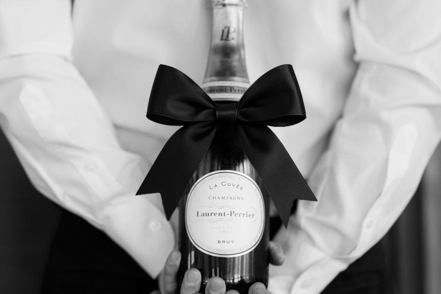 eine Person, die eine Flasche Champagner hält